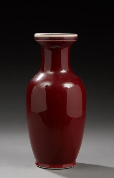 CHINE Petit vase balustre en porcelaine monochrome rouge sang de boeuf.
Marque QIANLONG...