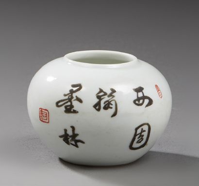 CHINE Petit pot miniature à décor de calligraphie sur deux faces. Marque au revers.
H.:...