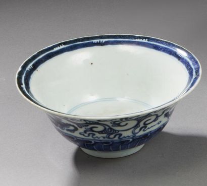 CHINE Bol circulaire en porcelaine décoré en bleu sous-couvert de vaguelettes, surmontées...