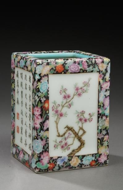 CHINE Porte-pinceaux de forme quadrangulaire en porcelaine, décoré en émaux de la...