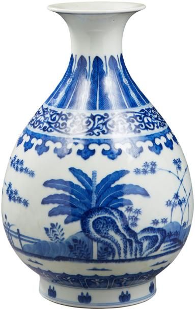 CHINE Vase "PING" en porcelaine à décor en bleu sous couverte de bananiers, rochers...