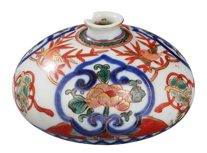 JAPON Petit vase en porcelaine à panse aplatie décoré dans la palette imari de fleurs...