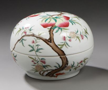 CHINE Boîte circulaire couverte en porcelaine émaillée à décor de fruits et feuillages.
XXe...