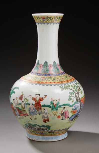 CHINE Vase bouteille en porcelaine décorée dans les émaux de la famille rose d'enfants...