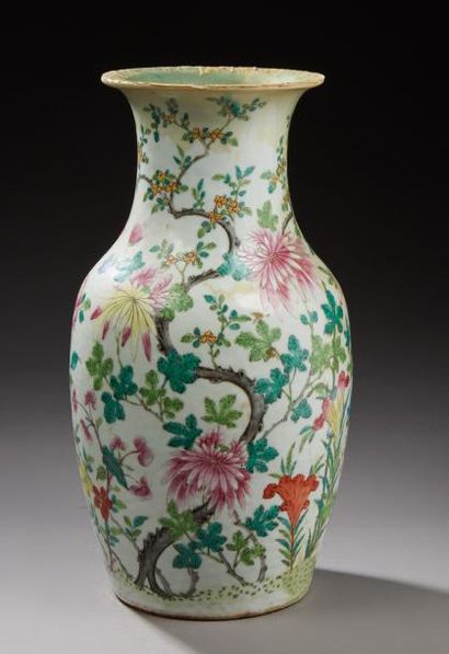 CHINE Vase balustre en porcelaine décoré en émaux de la famille rose de fleurs.
Début...