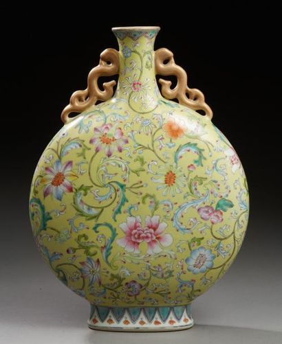 CHINE Grand vase gourde dit "MOON FLASK" en porcelaine à fond jaune décoré de fleurs.
Epoque...