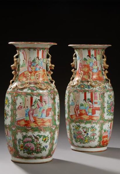 CHINE (Canton) 
Paire de vases balustres en porcelaine décorés en émaux de la famille...
