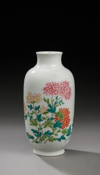 CHINE Vase ovoïde à col étroit en porcelaine décoré en émaux de la famille rose,...