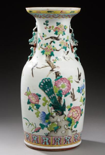 CHINE Vase de forme balustre en porcelaine à deux anses figurant des lions bouddhiques...