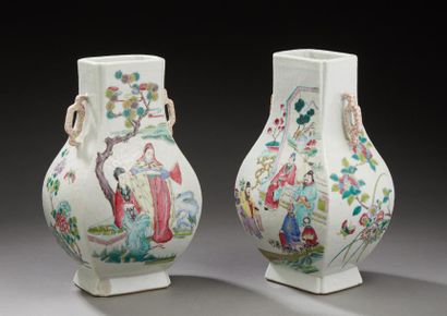CHINE Paire de vases en porcelaine de forme balustre à pans coupés sur léger piédouche,...