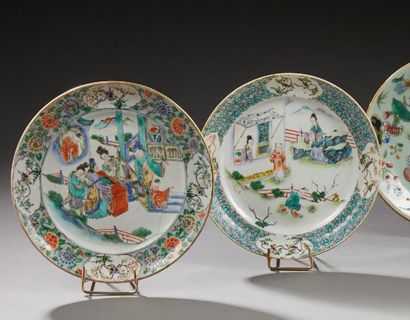 CHINE Deux assiettes en porcelaine décorées en émaux polychromes dans le style de...