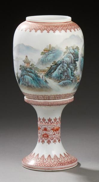 CHINE Support de lanterne en porcelaine décoré d'une vue de village dans les montagnes;...