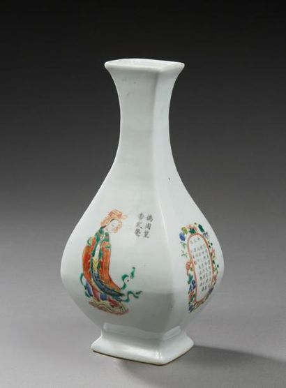 CHINE Vase à pans coupés de forme balustre en porcelaine décoré sur chaque face d'un...