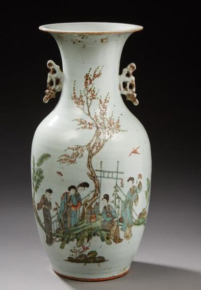CHINE Vase balustre en porcelaine décoré en émaux de la famille rose de femmes dans...