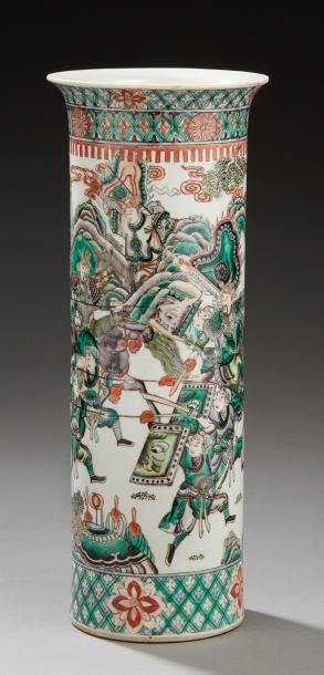 CHINE Vase rouleau en porcelaine décoré en émaux de la famille verte d'une scène...