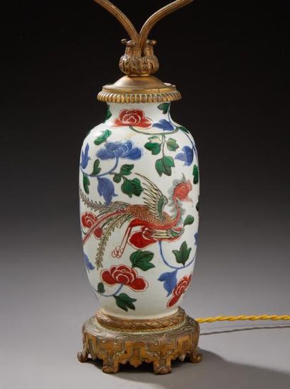 CHINE Vase en porcelaine décoré en émaux de la famille rose de personnages dans un...