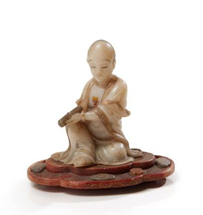 CHINE Très rare figurine en stéatite sculptée de couleur ivoire/beige représentant...