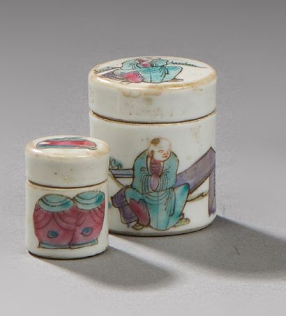 CHINE Pots à onguent en porcelaine décorés en émaux de la famille rose de personnages...