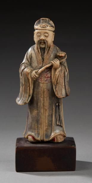 CHINE Figurine en stéatite sculptée représentant un dignitaire (empereur) debout...