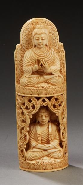 ASIE DU SUD EST Groupe en ivoire sculpté représentant sur une face un bouddha assis...