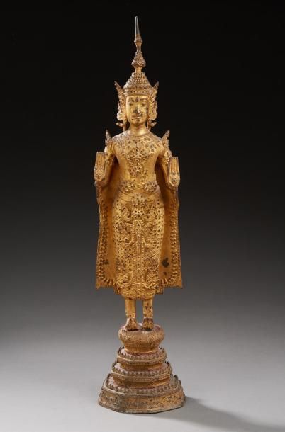 THAÏLANDE Figurine en bronze doré représentant un bouddha sur un quadruple socle...