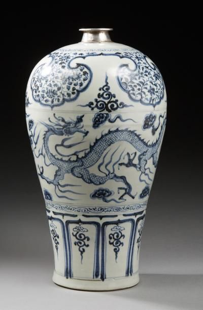 CHINE Vase de forme meiping en porcelaine décoré en bleu sous couverte de deux dragons...