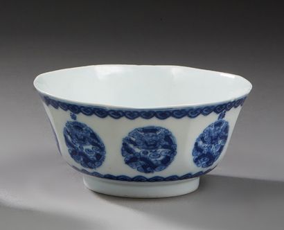 CHINE Bol en porcelaine à décor en bleu sous couverte.
Diam.: 11,7 cm
H.: 6,3 cm...