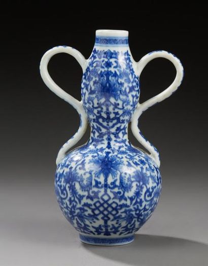 CHINE Vase double gourde en porcelaine (forme coloquinte) à deux anses ajourées,...