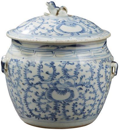CHINE Pot couvert en porcelaine à décor en bleu de feuillages.
Premier tiers du XXe...