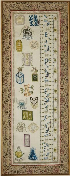 CHINE Panneau en tissu brodé d'objets de lettrés ou d'objets précieux.
Vers 1880-1900.
Dim.:...