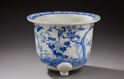 JAPON Cache-pot en porcelaine reposant sur trois pieds, décoré en bleu d'oiseaux...