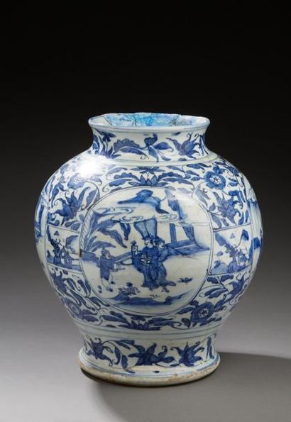 CHINE Grand vase boule de forme balustre en porcelaine décoré en bleu sous couverte...