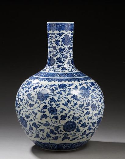 CHINE Important vase "TIANQIUPING" en porcelaine ming-style décoré en bleu sous couverte...