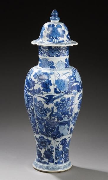 CHINE Potiche couverte de forme balustre en porcelaine décorée en bleu sous couverte...