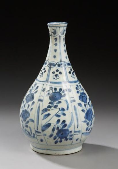 CHINE Vase bouteille en porcelaine KARAK décoré en bleu sous couverte de fruits et...
