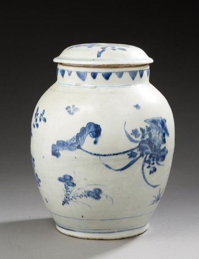 CHINE Pot couvert en porcelaine à décor floral de nénuphars en bleu sous couverte.
Période...