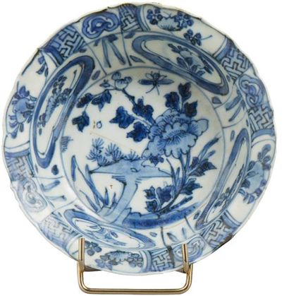 CHINE Bol circulaire en porcelaine décoré en bleu sous couverte dans le style KARAK...