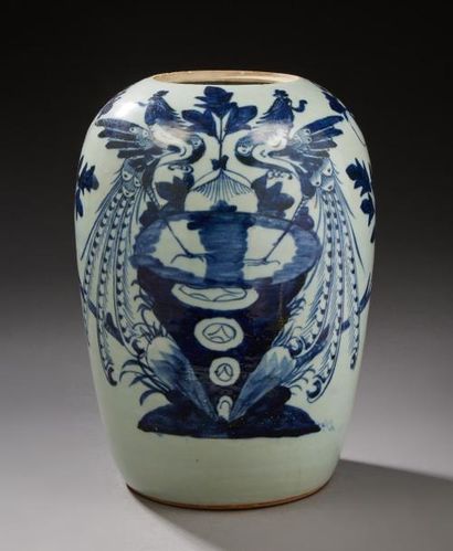 CHINE Grand pot à gingembre en porcelaine décoré en bleu sous couverte de deux phénix...