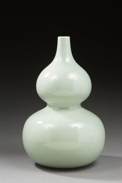 CHINE Gourde en porcelaine céladon en forme de coloquinte.
XXe siècle.
Dim.: 33 ...
