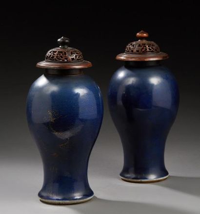CHINE Paire de petits vases en porcelaine de forme balustre à couverte bleu poudré...