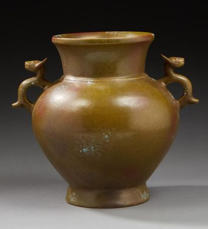 CHINE Vase de forme balustre en porcelaine à deux anses zoomorphes à fond monochrome...