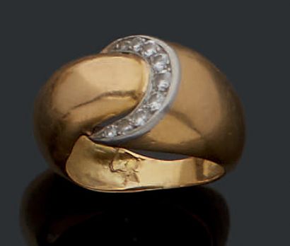 null Bague demi -jonc en or jaune 18K (750) agrafé d'un arceau serti de diamants...