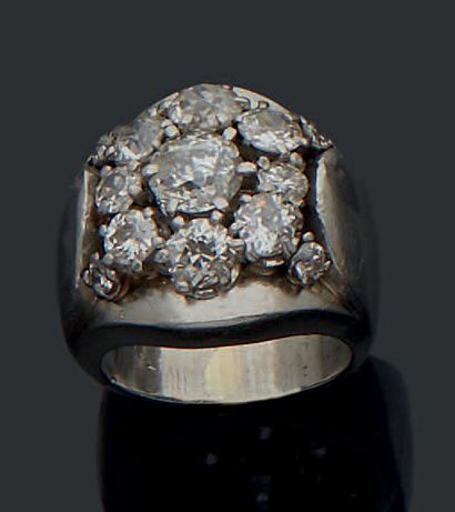 null Bague de genre chevalière en platine, ornée d'un diamant taille ancienne plus...