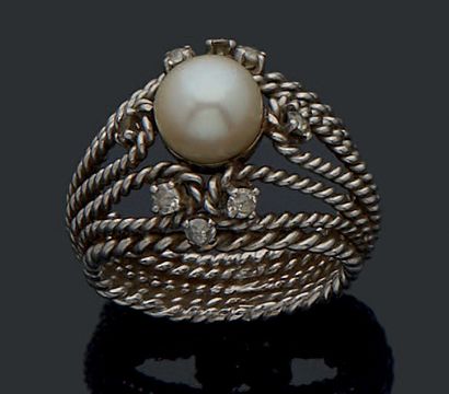 null Bague en or gris 18K (750) cordée ornée d'une perle de culture dans un semi...