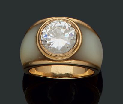 null Bague demi-jonc en or jaune 18K (750) sertie d'un diamant taillé en brillant,...