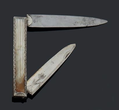 null Grand couteau à deux lames opposées, l'une en argent gravé, l'autre en acier...