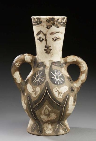 Pablo Picasso (1881-1973) Vase aux «Deux anses hautes».
R.A vase tourné en terre...