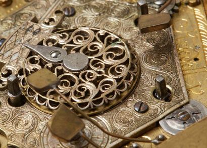null Pendulette de table en bronze ciselé et doré; de forme hexagonale, les bords...