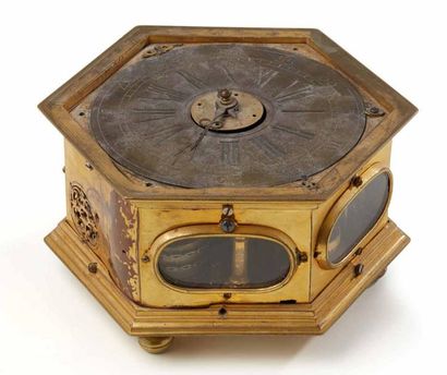 null Pendule de table en cuivre ou bronze doré; de forme hexagonale, les côtés à...