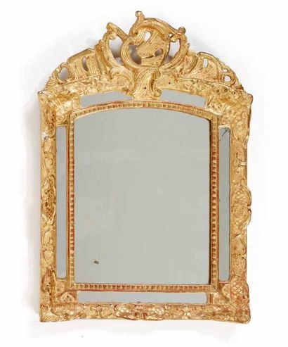 null Miroir à parcloses en bois sculpté et redoré.
XVIIIe siècle.
H.: 70 cm (éclats...